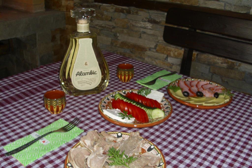 Еднодневен пакет със закуска или закуска и вечеря във Ваканционни къщи Родопски уют - Снимка 11