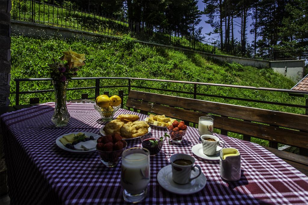 Еднодневен пакет със закуска или закуска и вечеря във Ваканционни къщи Родопски уют - Снимка 9