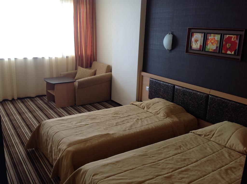 Нощувка на човек + басейн в хотел Капри, на ПЪРВА ЛИНИЯ в Несебър - Снимка 25