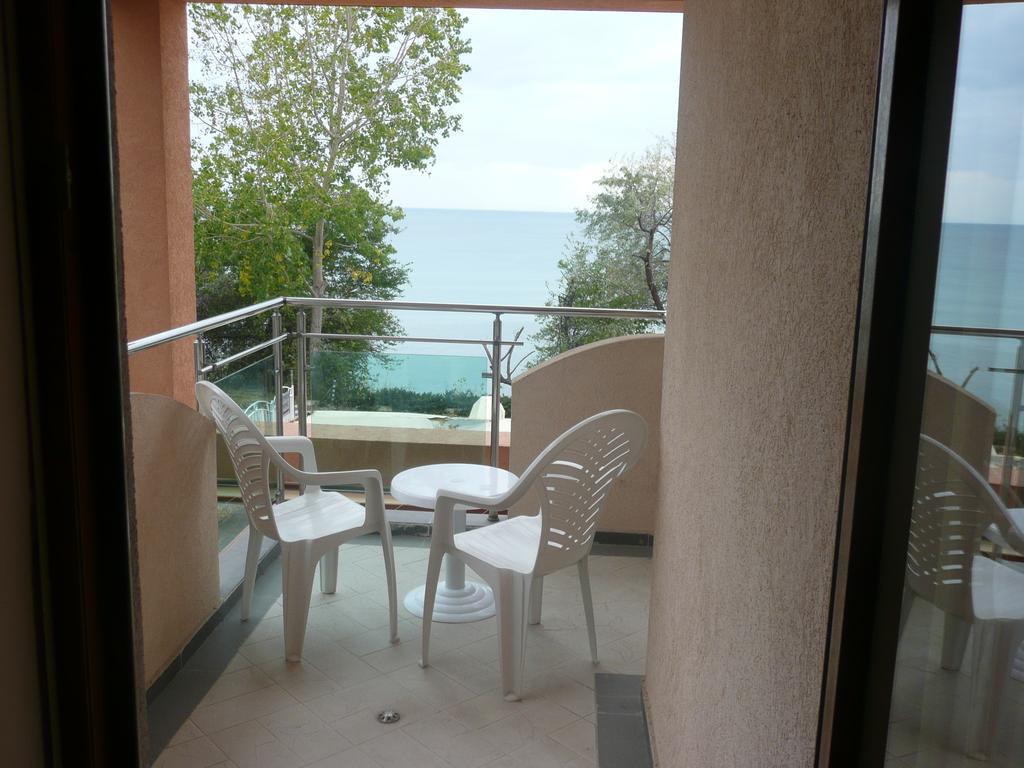 Нощувка на човек + басейн в хотел Капри, на ПЪРВА ЛИНИЯ в Несебър - Снимка 1