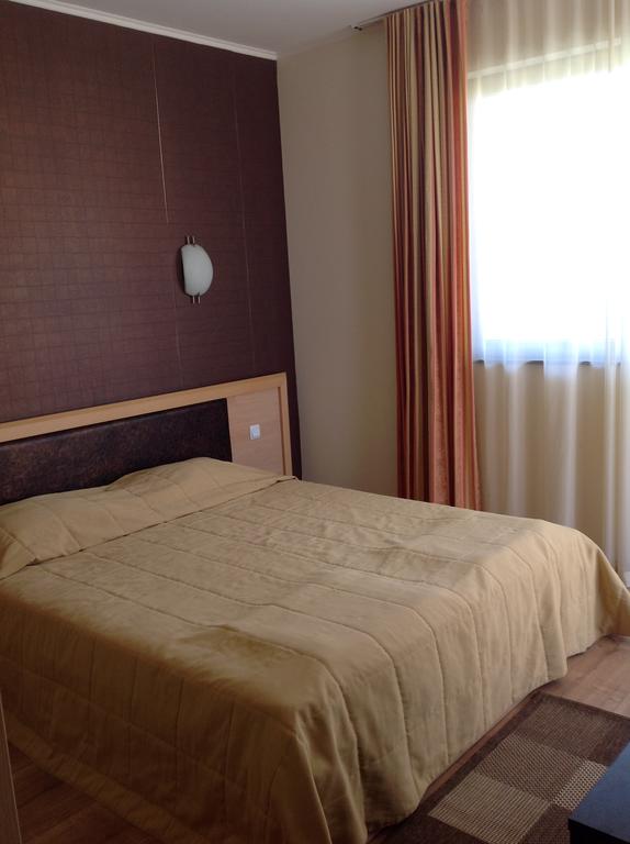 Нощувка на човек + басейн в хотел Капри, на ПЪРВА ЛИНИЯ в Несебър - Снимка 21
