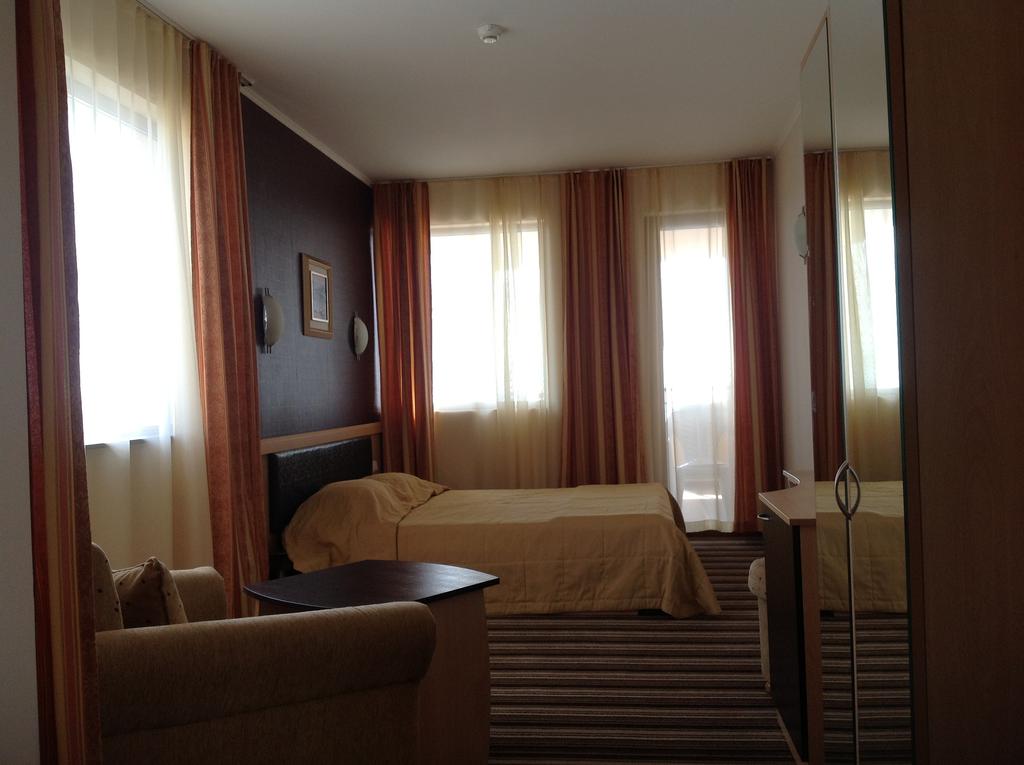 Нощувка на човек + басейн в хотел Капри, на ПЪРВА ЛИНИЯ в Несебър - Снимка 20