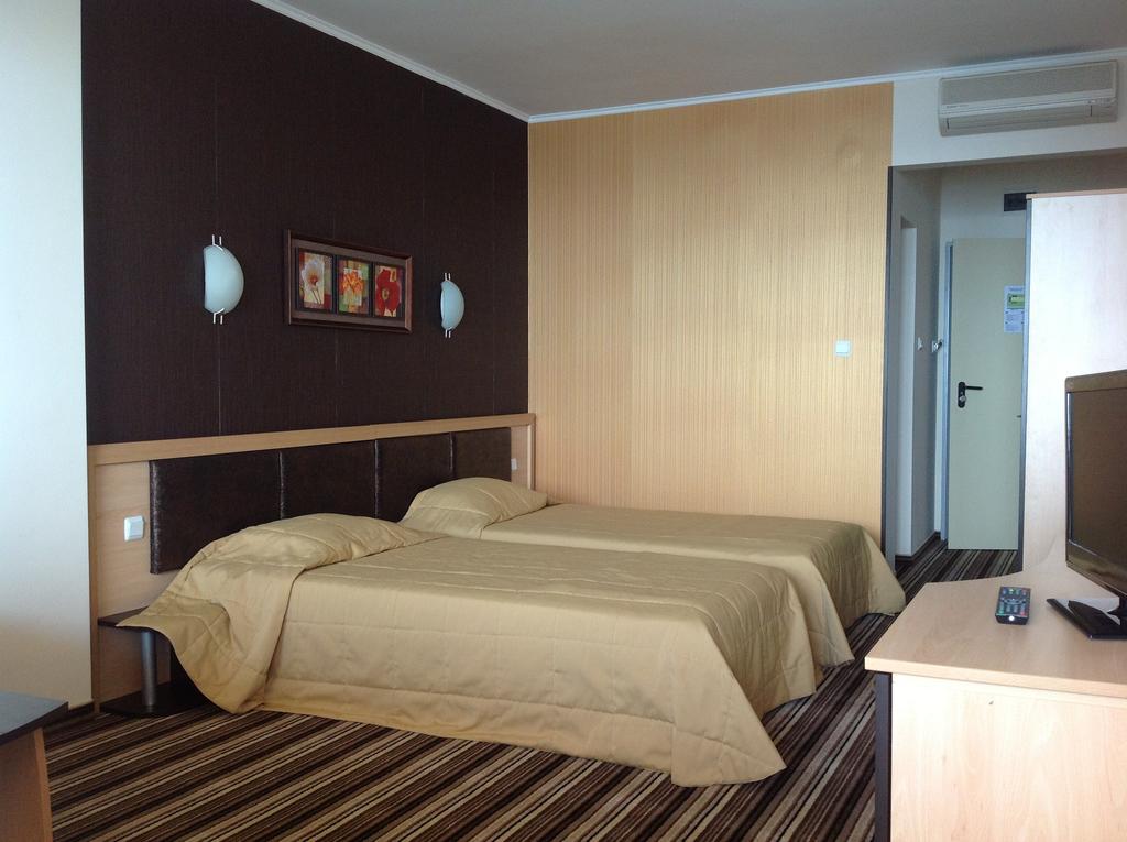 Нощувка на човек + басейн в хотел Капри, на ПЪРВА ЛИНИЯ в Несебър - Снимка 4