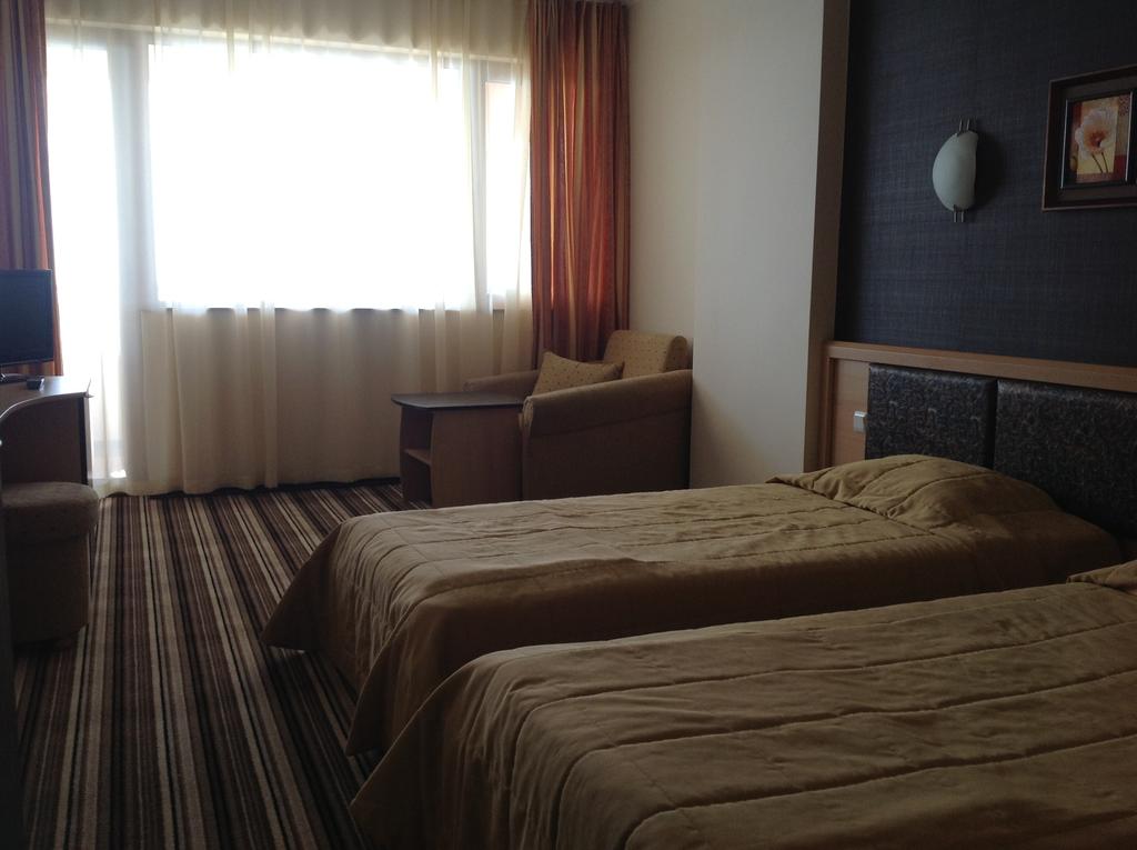 Нощувка на човек + басейн в хотел Капри, на ПЪРВА ЛИНИЯ в Несебър - Снимка 26