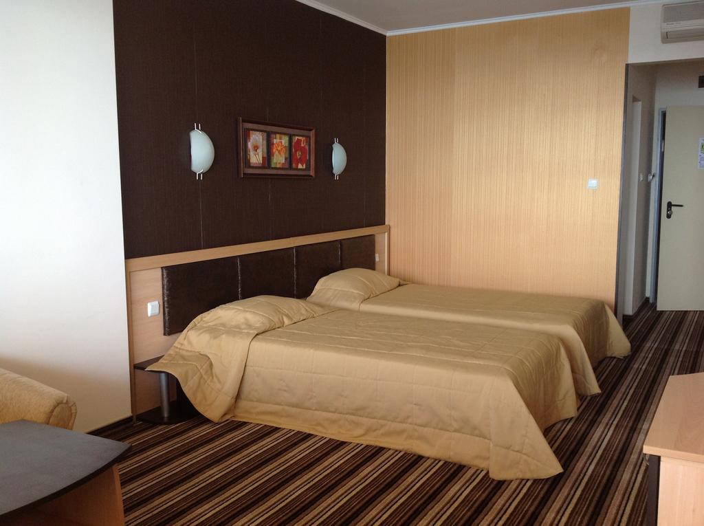 Нощувка на човек + басейн в хотел Капри, на ПЪРВА ЛИНИЯ в Несебър - Снимка 38