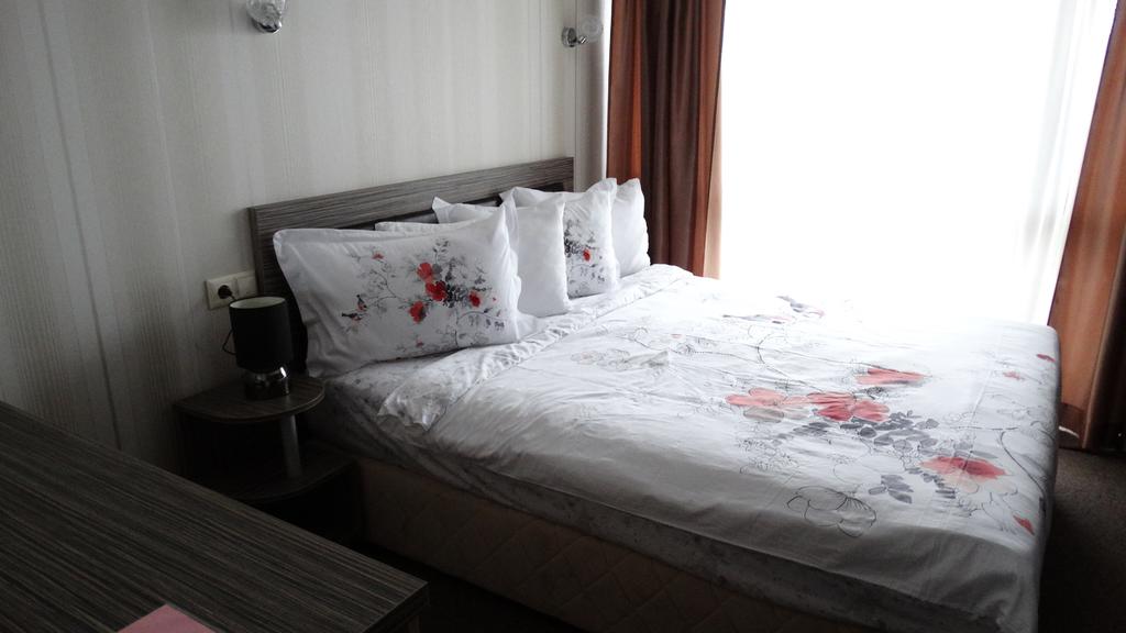 Нощувка на човек на цени от 15 лв. в хотел Лазур, на 50 метра от плажа в Равда - Снимка 1