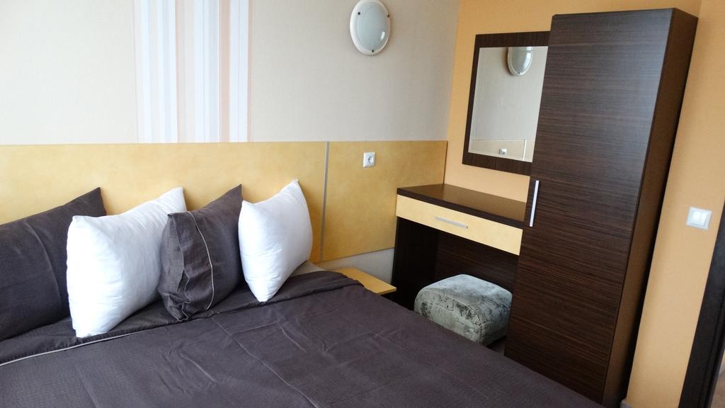 Нощувка на човек на цени от 15 лв. в хотел Лазур, на 50 метра от плажа в Равда - Снимка 30