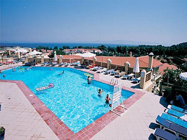 3 нощувки със закуски и вечери в хотел Daphne Holiday Club 3*, Халкидики, Гърция през Май и Юни! - Снимка 