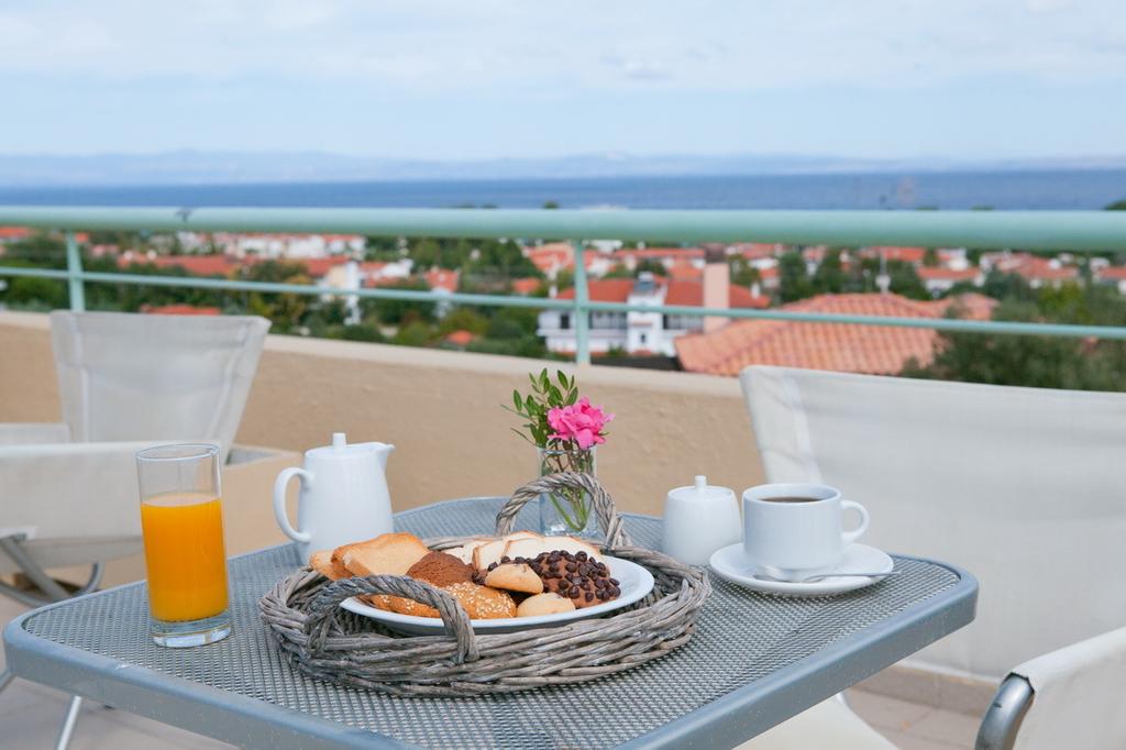 3 нощувки със закуски и вечери в хотел Daphne Holiday Club 3*, Халкидики, Гърция през Май и Юни! - Снимка 12