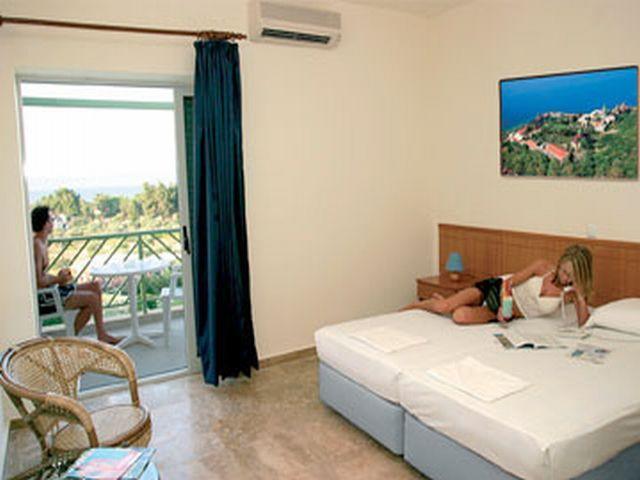 3 нощувки със закуски и вечери в хотел Daphne Holiday Club 3*, Халкидики, Гърция през Май и Юни! - Снимка 4