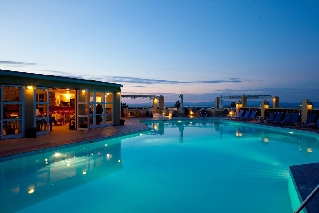 3 нощувки със закуски и вечери в хотел Daphne Holiday Club 3*, Халкидики, Гърция през Май и Юни! - Снимка 9