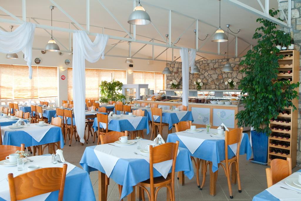 3 нощувки със закуски и вечери в хотел Daphne Holiday Club 3*, Халкидики, Гърция през Май и Юни! - Снимка 4