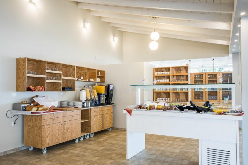 Coral Blue Beach Hotel - Снимка 2