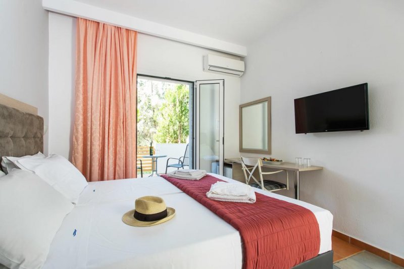 Coral Blue Beach Hotel - Снимка 4