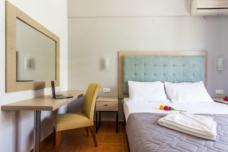 Coral Blue Beach Hotel - Снимка 3