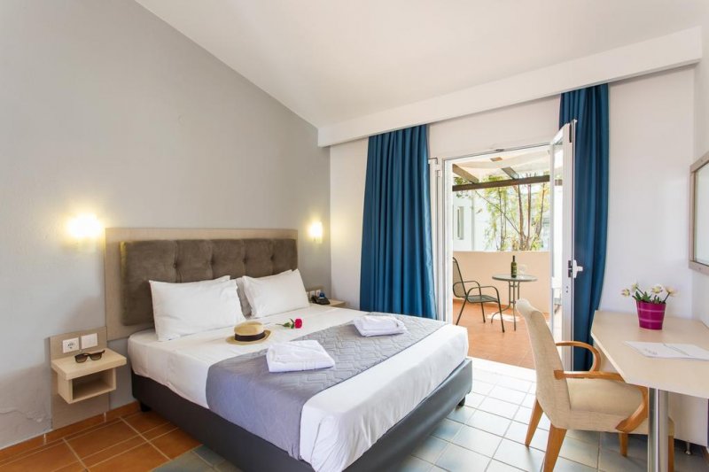 Coral Blue Beach Hotel - Снимка 2