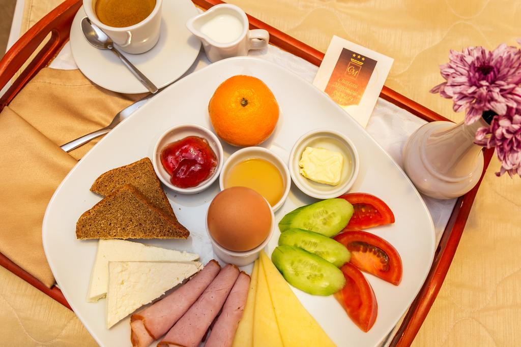 Пакети със закуски и вечери + ползване на вътрешен басейн, и СПА в Хотел Шато Монтан, Троян - Снимка 1
