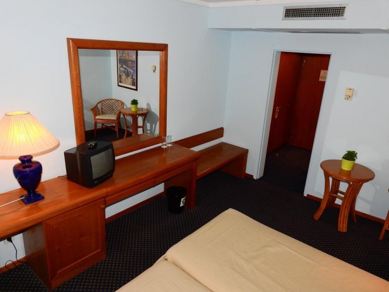 Sun Beach Hotel - Снимка 1