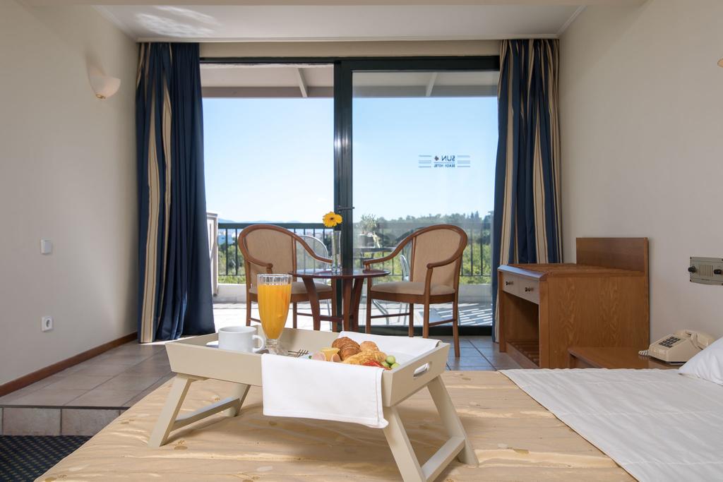 3 нощувки със закуски и вечери в хотел Sun Beach 4*, Агия Триада, Гърция през Май и Юни! - Снимка 