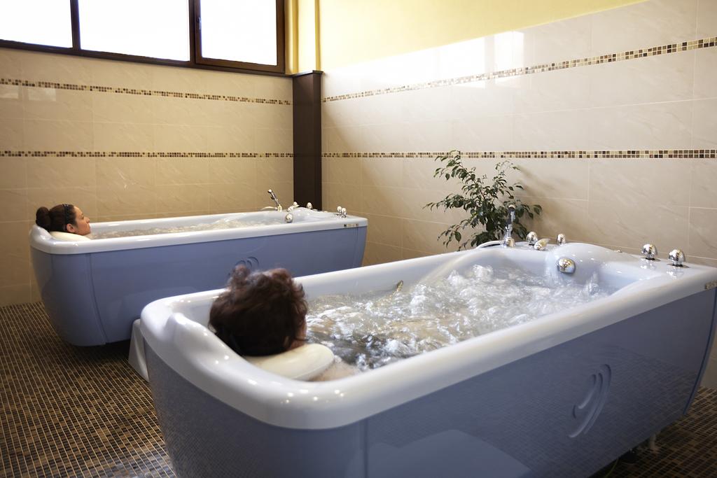 Нощувка на човек със закуска и вечеря + басейн с МИНЕРАЛНА вода и СПА пакет от хотел Севтополис Балнео и СПА****, Павел баня - Снимка 2