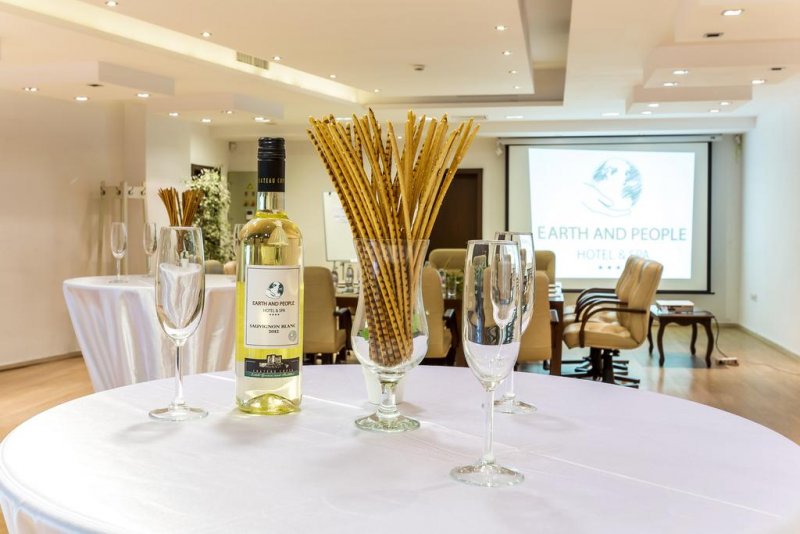 Хотел Земята и Хората - Снимка 1