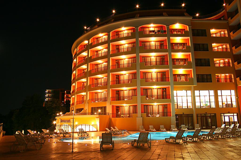 Нощувка на човек на база All inclusive + басейн в хотел Сентрал****, Златни пясъци - Снимка 
