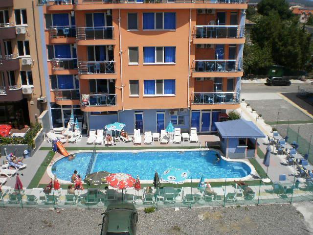 Нощувка за четирима в апартамент + басейн от хотел Дара***, Приморско - Снимка 