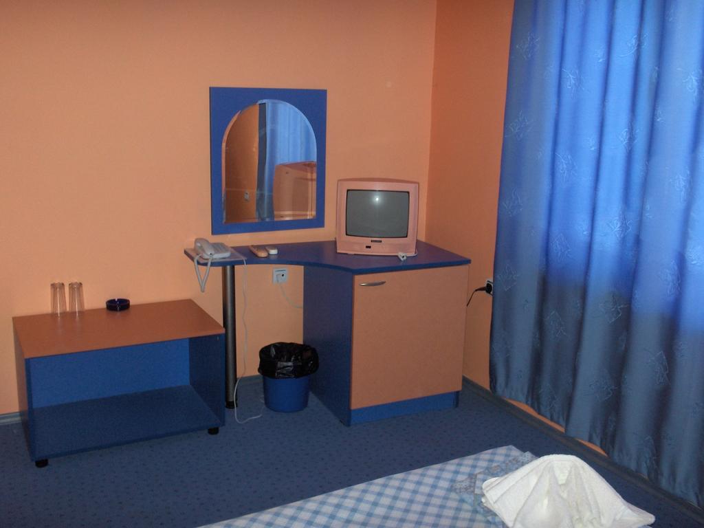 Нощувка за четирима в апартамент + басейн от хотел Дара***, Приморско - Снимка 2