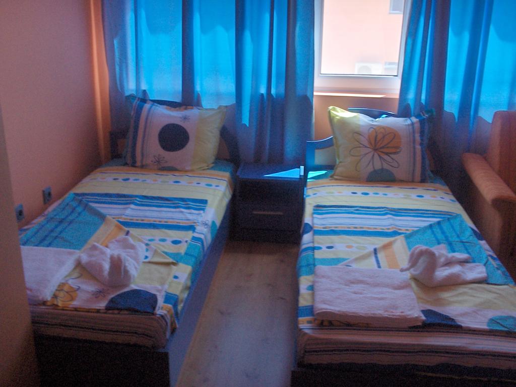 Нощувка за четирима в апартамент + басейн от хотел Дара***, Приморско - Снимка 21