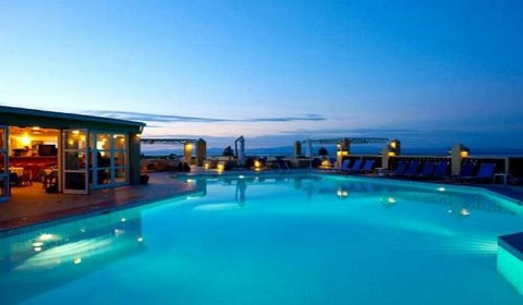 През Август: 5 нощувки със закуски и вечери в хотел Daphne Holiday Club 3*, Халкидики, Гърция!