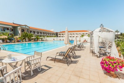 През Октомври: 3 нощувки със закуски и вечери в Tresor Sousouras Hotel 4*, Ханиоти, Халкидики, Гърция!