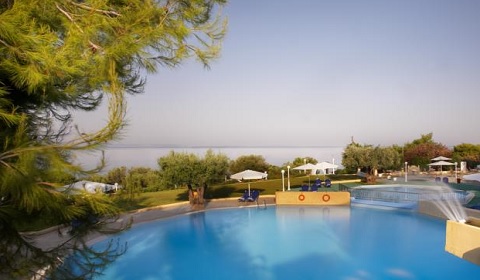 През Май и Юни: 3 нощувки със закуски и вечери в хотел Elea Village 3*, Халкидики, Гърция!