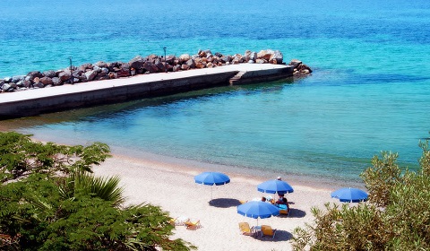 Ранни резервации: 5 нощувки със закуски и вечери в хотел Loutra Beach 3*, Халкидики, Гърция през Май и Юни!