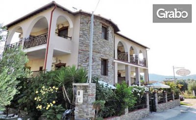 През Август на остров Амулиани! 2 или 3 нощувки за двама или трима, от Giorgos Нotel - на 50м от плажa Лиманаки
