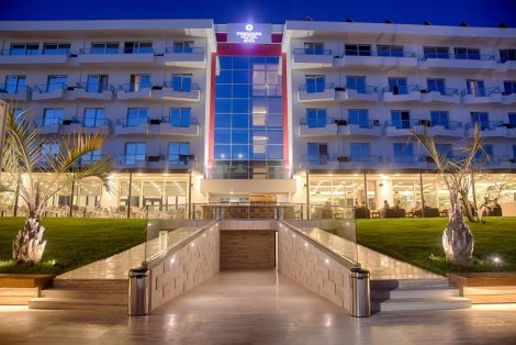 НОВА ГОДИНА в Дуръс, Албания: Транспорт + 3 нощувки със закуски + 3 Вечери, вкл. Новогодишна гала вечеря с програма и напитки в хотел Premium Beach 5* + СПА + Обиколка на Дуръс, Круя и Струга + Панорамна обиколка в Тирана само за 635 лв. на ЧОВЕК!