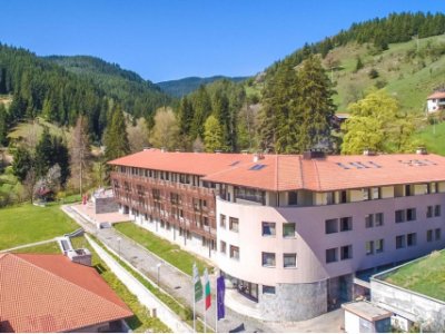 СКИ ВАКАНЦИЯ в Чепеларе, Хотел Борика 4*! Пакет от 3 Нощувки със Закуски САМО за 292 лв. за ДВАМа + БАСЕЙН
