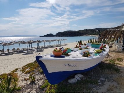 Почивка на Остров АМУЛИАНИ + Майски празници, Гърция с автобусен транспорт! 3 нощувки със закуски в хотел Sunrise