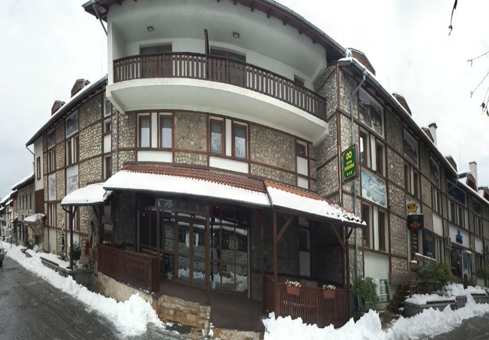 На ски в Банско през декември!  2 или 3 нощувка на човек със закуски в хотел Родина, Банско