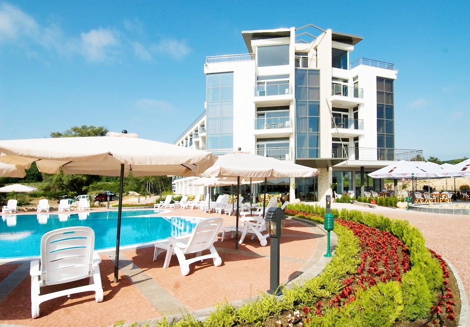 5 нощувки на човек със закуски + басейн от хотел Южна Перла, на брега на къмпинг Каваци, Созопол