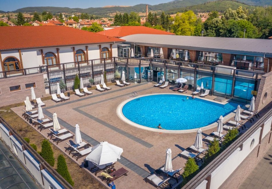 Уикенд в хотел Каменград****, Панагюрище! Нощувка на човек със закуска и вечеря + закрит плувен минерален басейн и СПА!