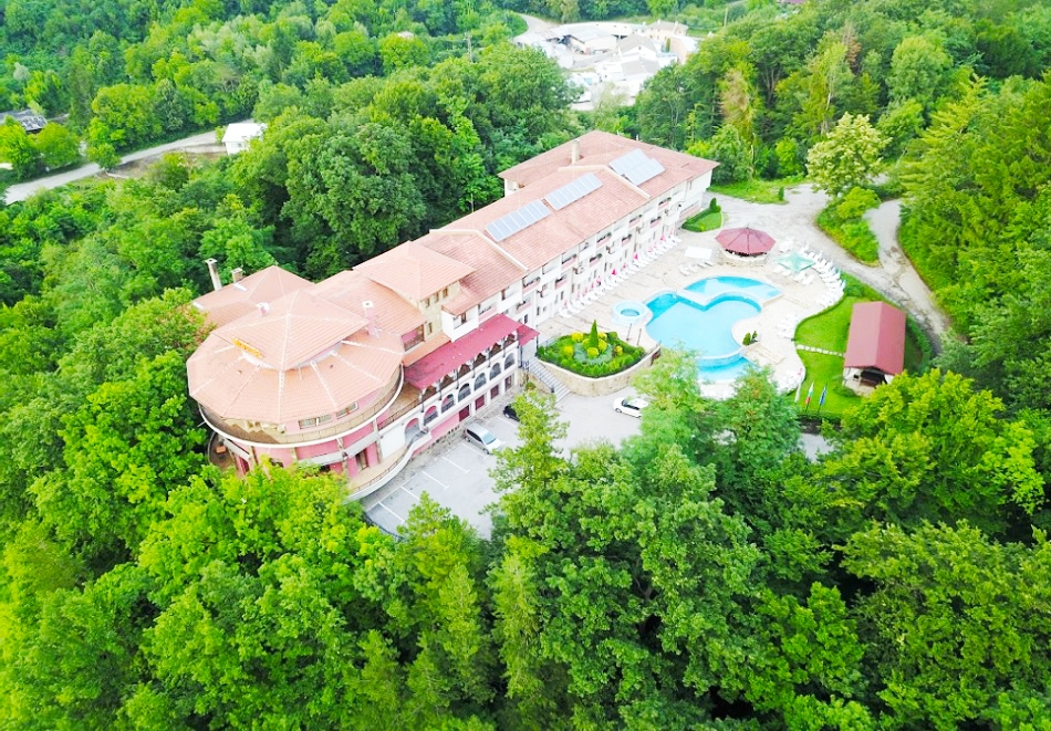 Лято в Троянския Балкан! Нощувка на човек със закуска и вечеря* + басейн в Парк хотел Троян.