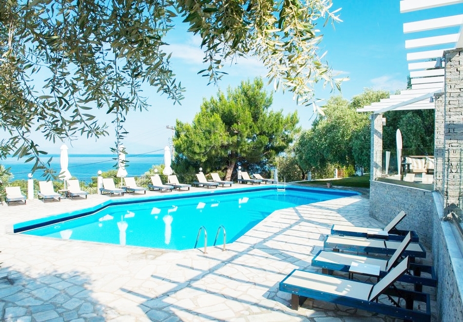 Ранни записвания за море в Гърция 2020г.! Нощувка на човек със закуска и вечеря + басейн от хотел Natassa***, Скала Потамия, о. Тасос