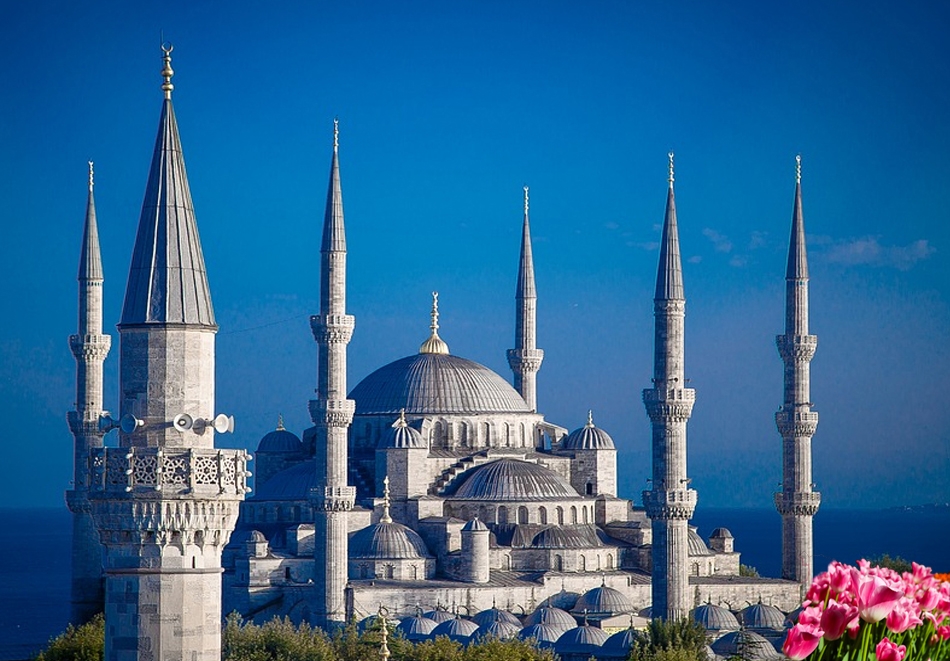 Екскурзия до Истанбул, Турция за Фестивала на Лалето! Транспорт и 2 нощувки на човек в историческата част на града + закуски от Караджъ Турс