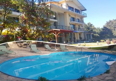 Нощувка на човек със закуска + външен басейн в хотел Виа Траяна, Беклемето,  до Троян
