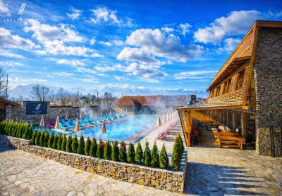 Цяла зима с гореща минерална вода в с. Баня до Банско: Нощувка на човек със закуска и вечеря + басейн и релакс пакет във Вила Виктория Термал,