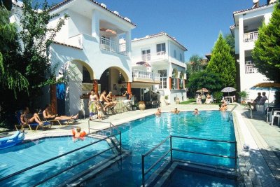 На 80м. от плажа в Hotel Melissa Gold Coast**, Псакудия, Гърция! Нощувка на човек + басейн. Дете до 6г. Безплатно!