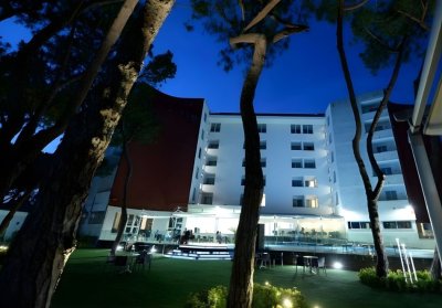 На първа линия в Бая Домиция, Кампания, Италия: Полет от София + 7 нощувки на човек със закуски и вечери в хотел Giulivo Lux 4*  + басейн и частен плаж