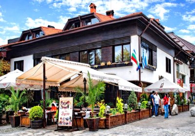 Почивка в центъра на Банско! Нощувка на човек със закуска от хотел и механа Момини Двори