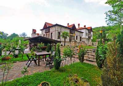 Нощувка на човек със закуска и вечеря + паркинг в семеен хотел Макензен, Мелник