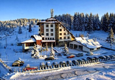 Почивка в Пампорово: Нощувка на човек със закуска + топъл закрит басейн и релакс зона от хотелски комплекс КООП Рожен